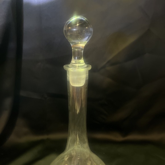 Vintage Romanian 15.7 Tall Sand Etched Floral Decanter‎ Glass W/ Stopper - Picture 3 of 14